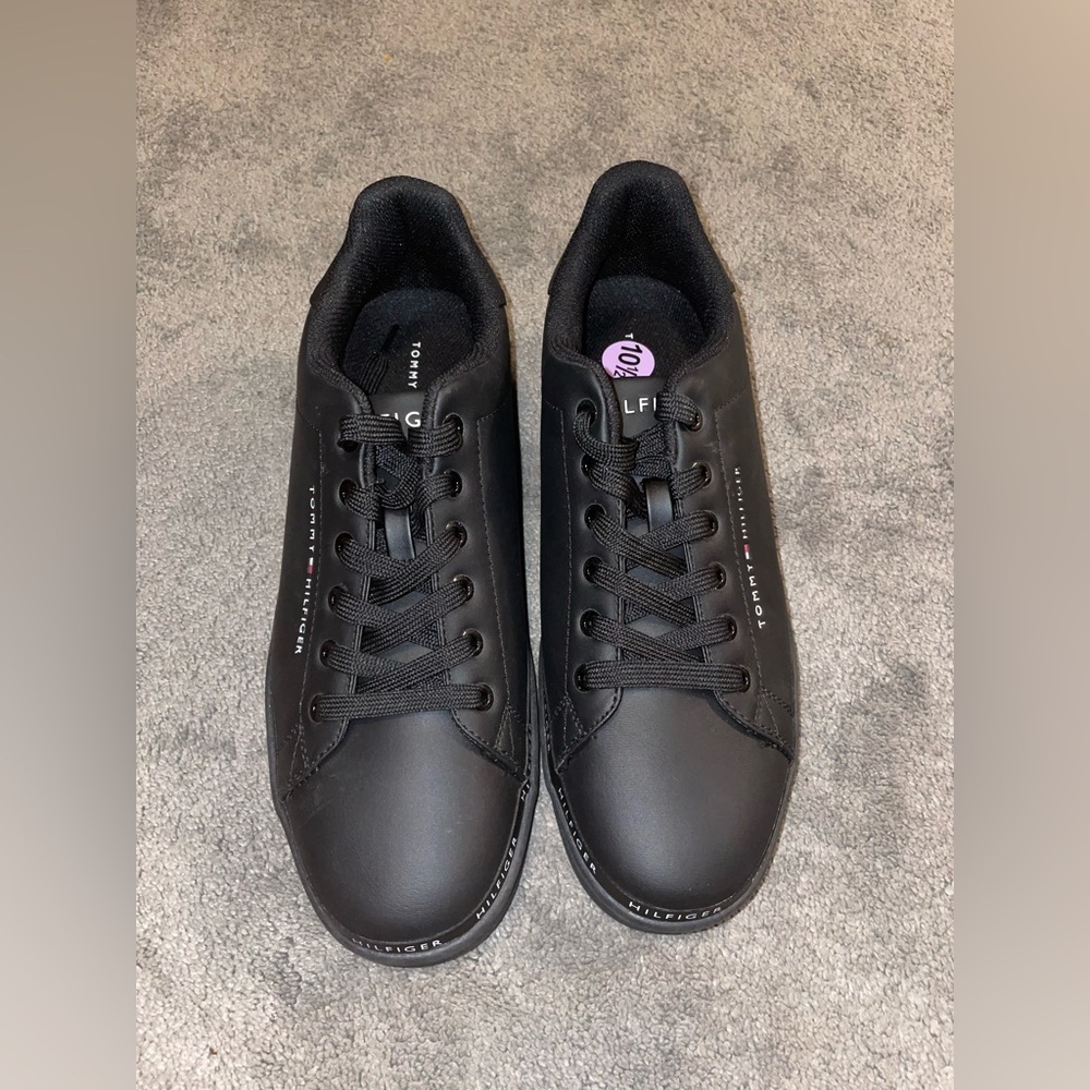 NOWT Tommy Hilfiger Black Pleather Sneakers Size 10.5 - Picture 3 of 5